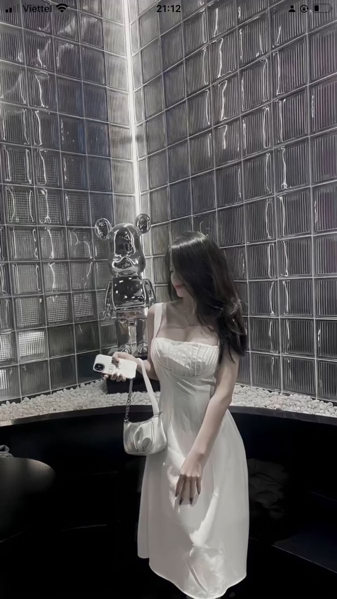 Gái xinh trong đầm trắng bên bức tường nghệ thuật