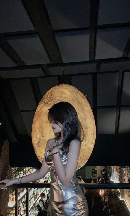 Gái xinh trong không gian bar sang trọng