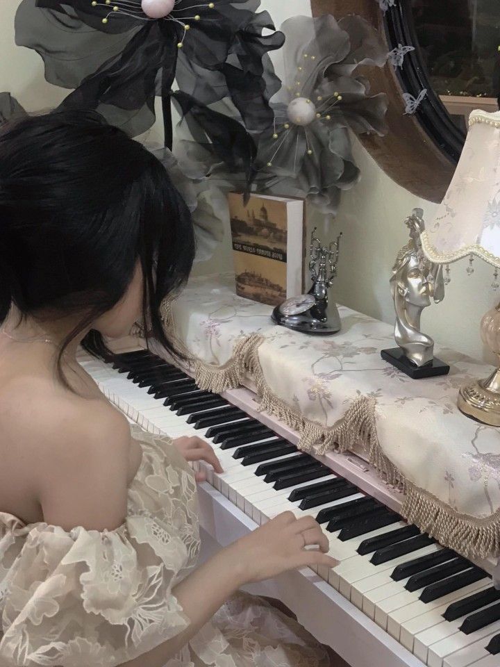 Gái xinh trong không gian vintage ngồi chơi piano