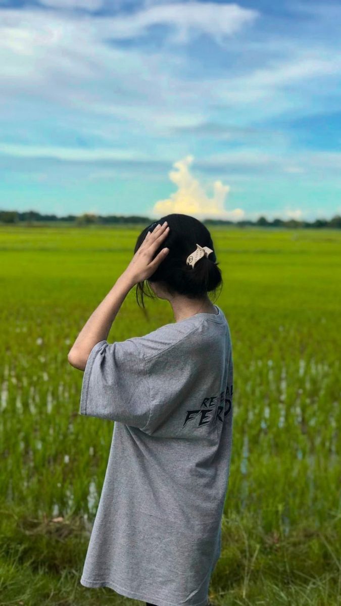 Gái xinh trong trang phục áo thun giữa cánh đồng lúa