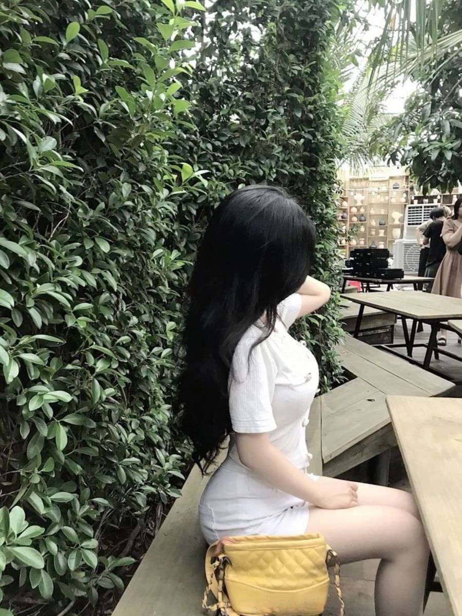Gái xinh trong trang phục crop top và quần short trắng