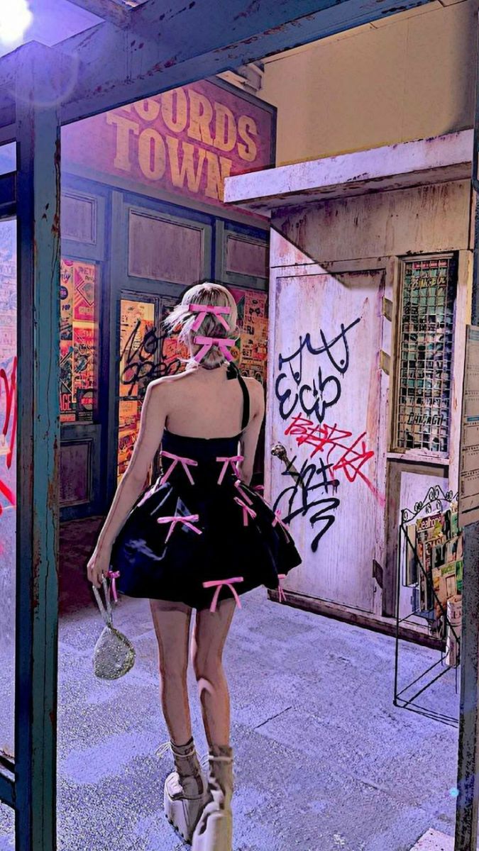 Gái xinh trong váy đen cùng dây nơ hồng giữa không gian graffiti