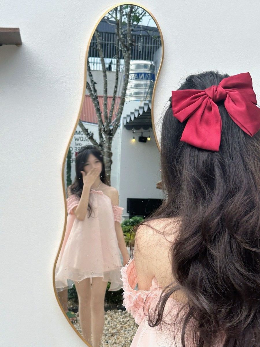Gái xinh trong váy hồng tạo dáng nhẹ nhàng trước gương