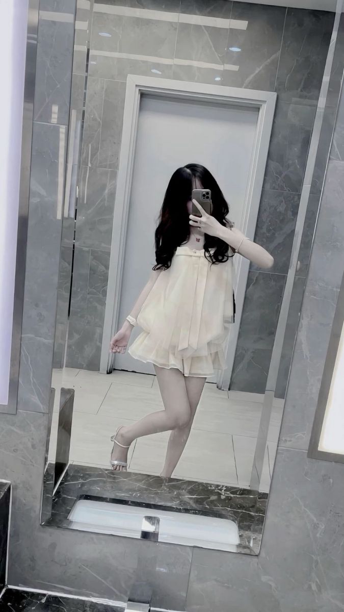 Gái xinh trong váy trắng dịu dàng chụp ảnh trong gương