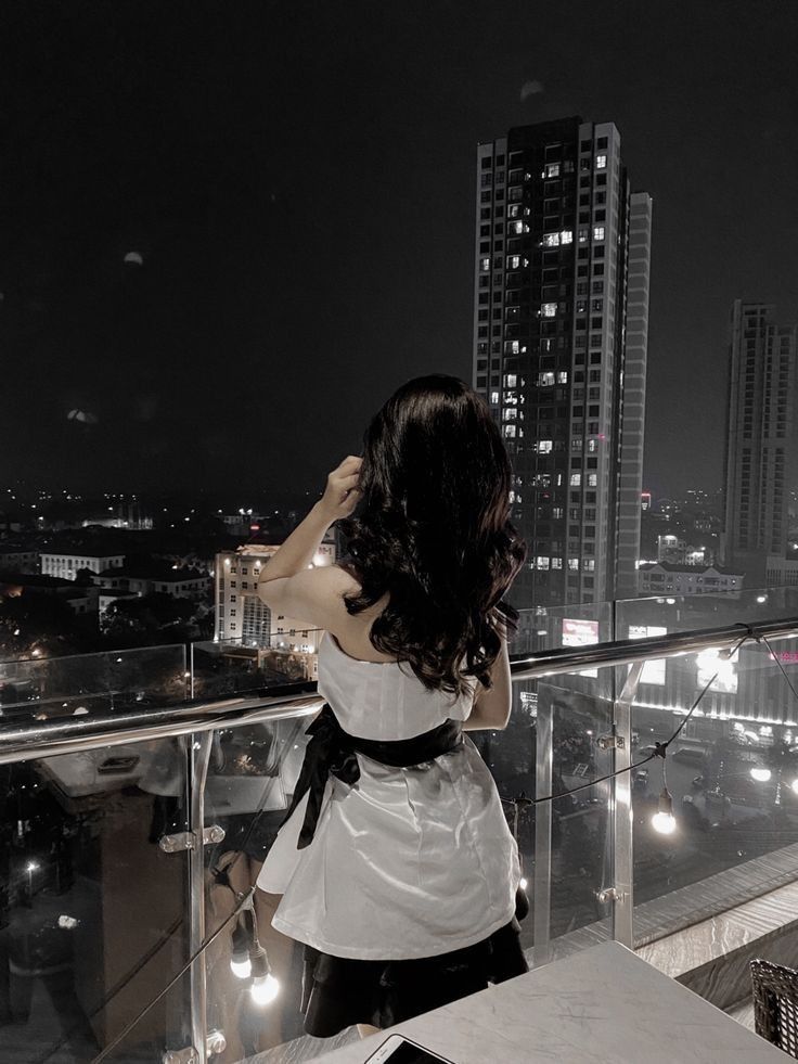 Gái xinh trong váy trắng ngắm thành phố về đêm