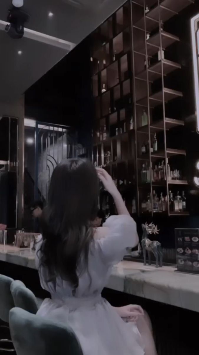 Gái xinh trong váy trắng tại quầy bar sang trọng