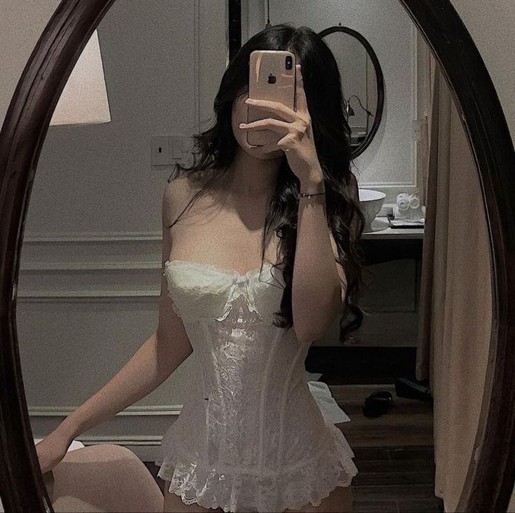 Gái xinh tự tin chụp selfie trong gương với corset trắng