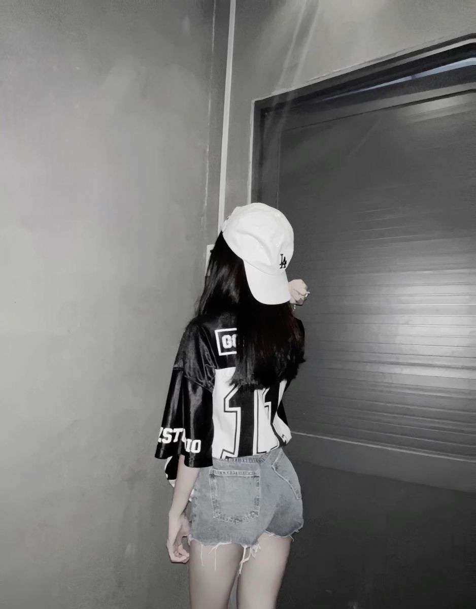 Gái xinh với áo phông đen và quần shorts jeans đầy phong cách