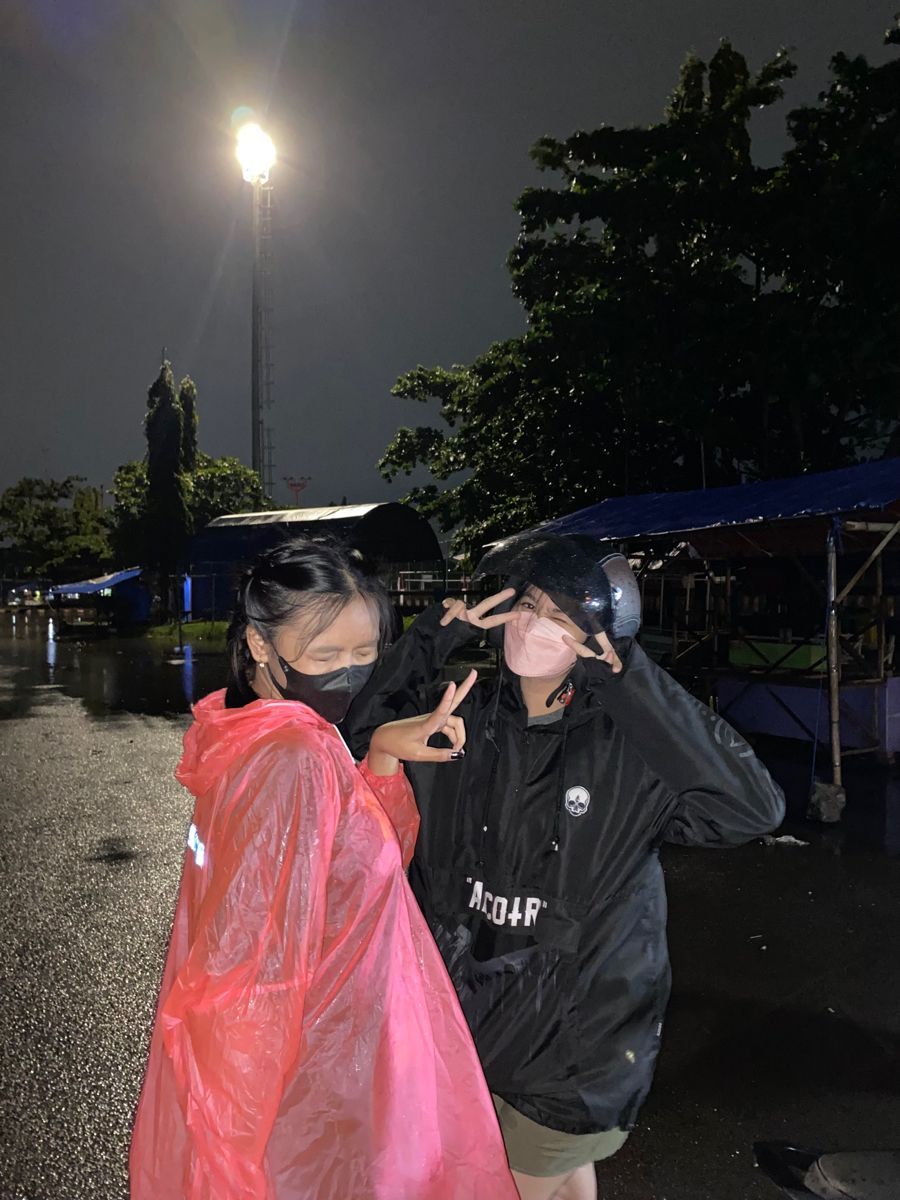 Hai bạn trẻ vui vẻ trong không gian tối trước mơ