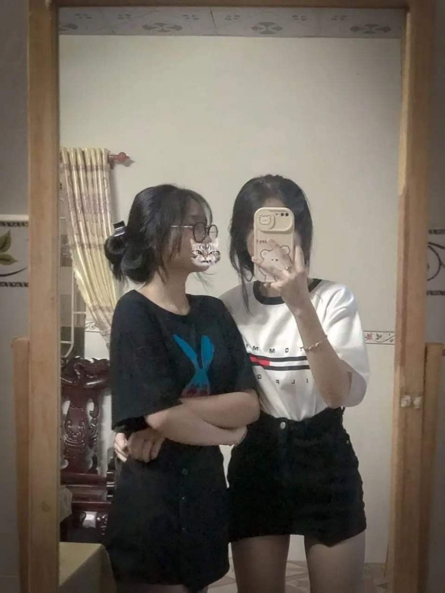 Hai cô gái trẻ với phong cách thời trang nổi bật