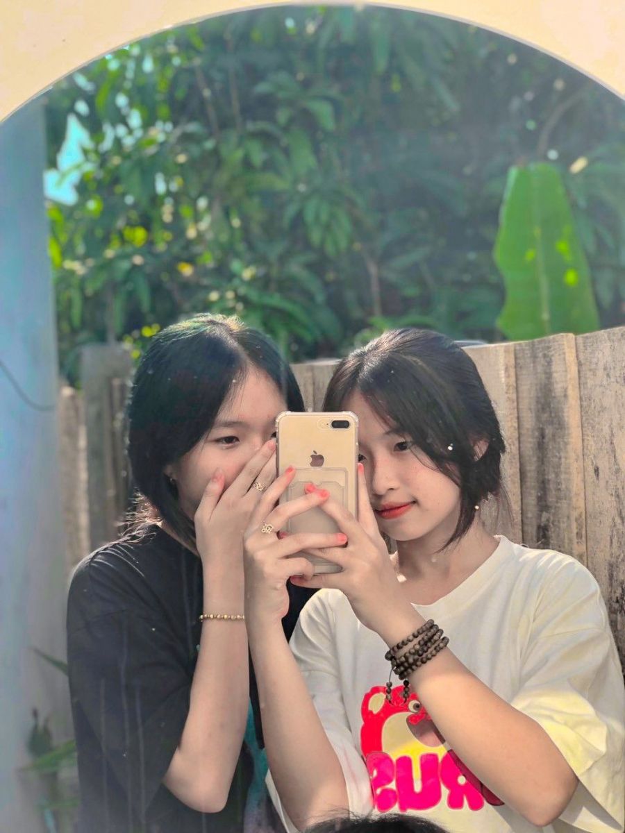 Hai cô gái xinh đẹp selfie trong trang phục đối lập