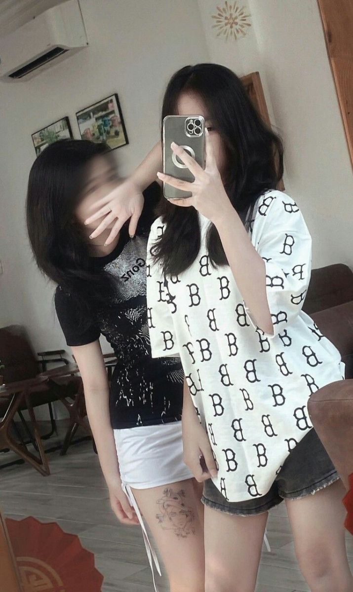 Hai cô gái xinh đẹp trong trang phục áo phông độc đáo
