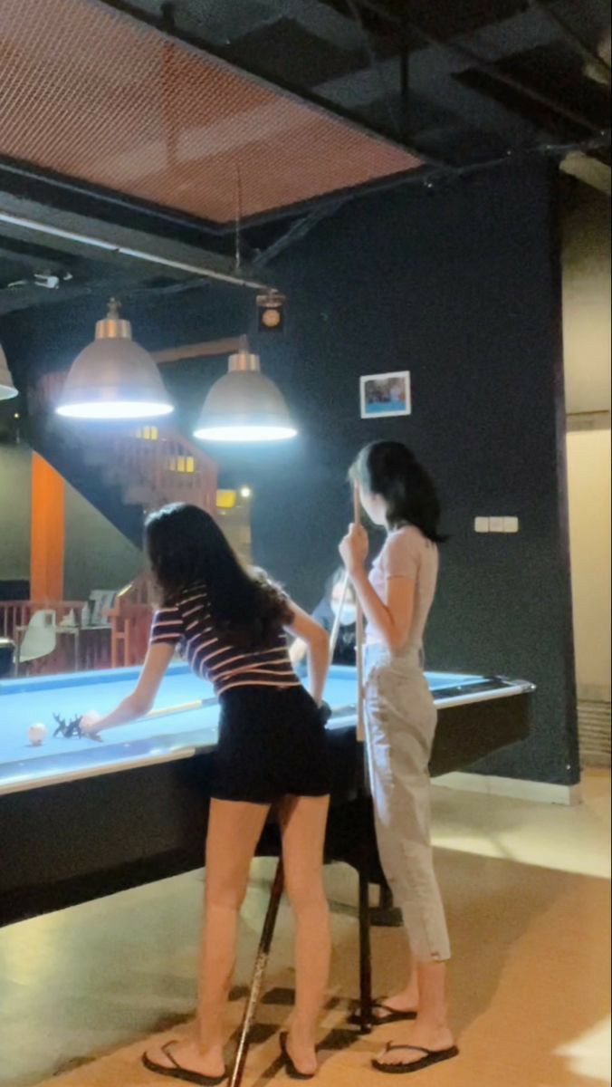 Hai cô gái xinh đẹp trong trang phục thời trang trẻ trung