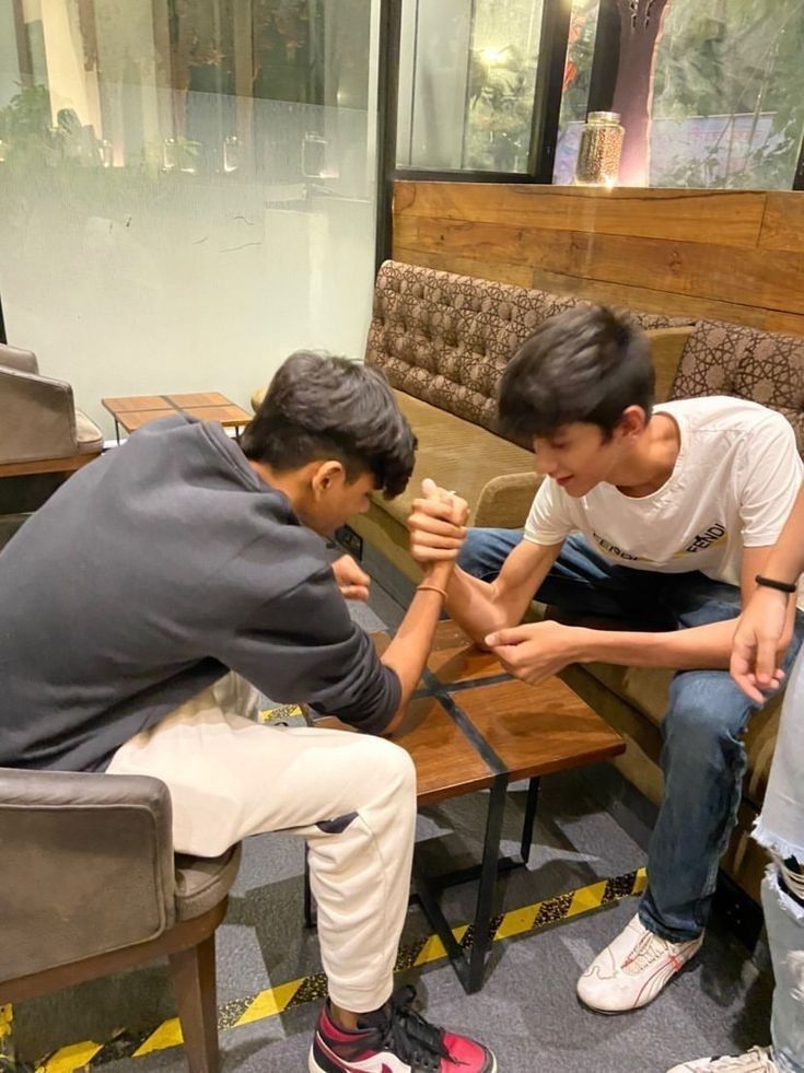 Hài hước với hình ảnh thanh niên mặc áo khoác đen và quần trắng