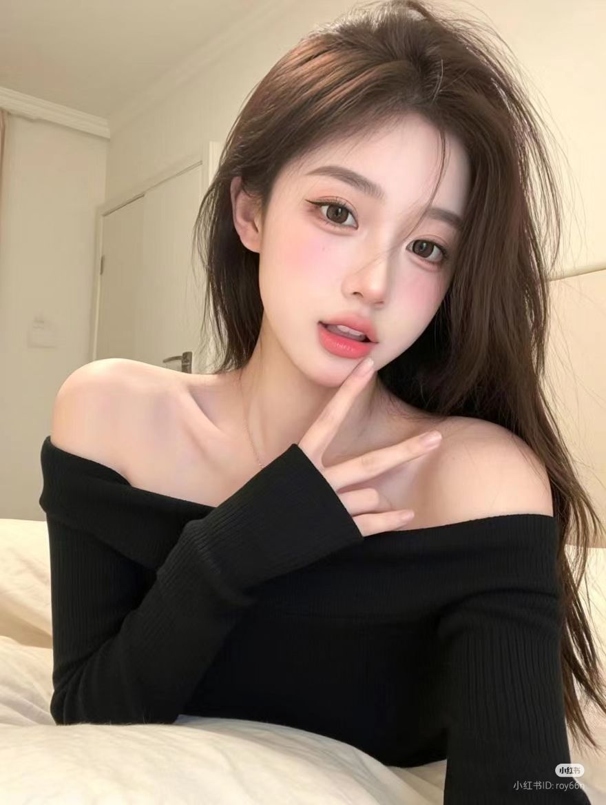 Hình ảnh cô gái xinh đẹp trong áo thun đen trên giường