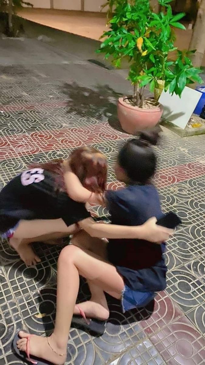 Hình ảnh dễ thương của hai cô gái trong đêm vui vẻ