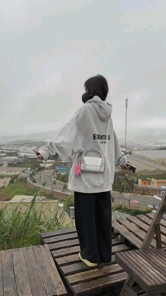Hình ảnh gái đáng thương trong áo hoodie xám và quần đen