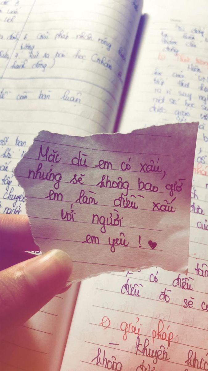 Hình ảnh nữ sinh tay cầm tờ giấy có lời yêu thương