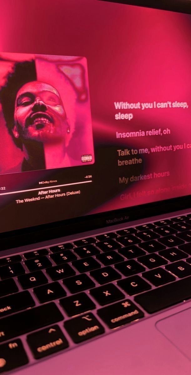Máy tính xách tay mở phát nhạc của The Weeknd