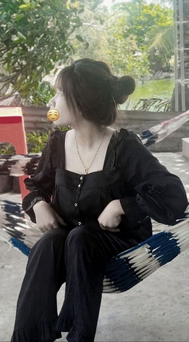 Ngắm gái xinh không mặc quần áo trong áo blouse đen