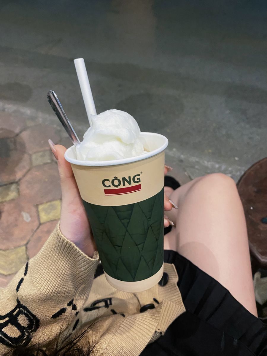 Nữ giới mặc áo khoác cardigan và váy ngắn tại quán cà phê