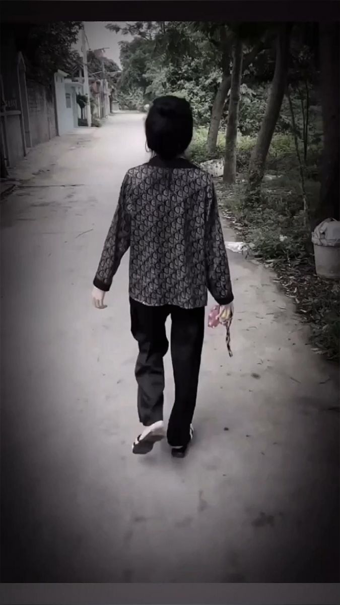 Phụ nữ trung niên mặc áo dài tay và quần đen