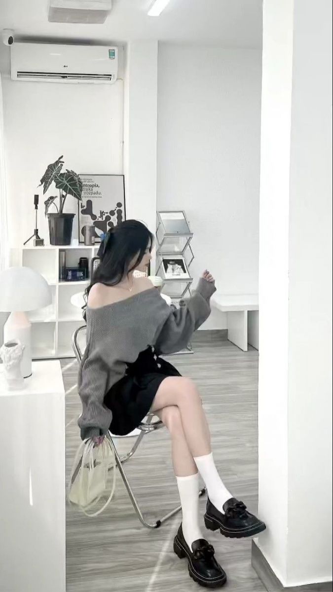 Cô gái xinh đẹp trong không gian nội thất hiện đại