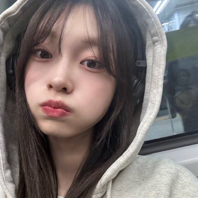 Gái: Cô Gái Mặc Áo Hoodie Ngồi Trong Tàu Điện