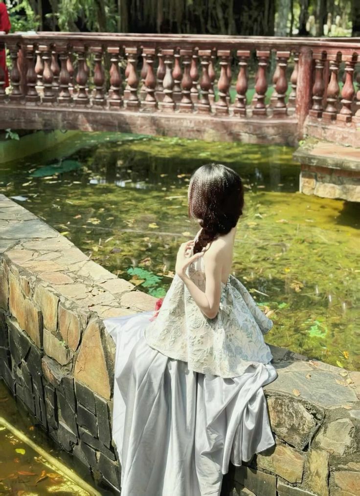 Cô Gái Trẻ Mặc Áo Yếm Trắng Và Chân Váy Xám