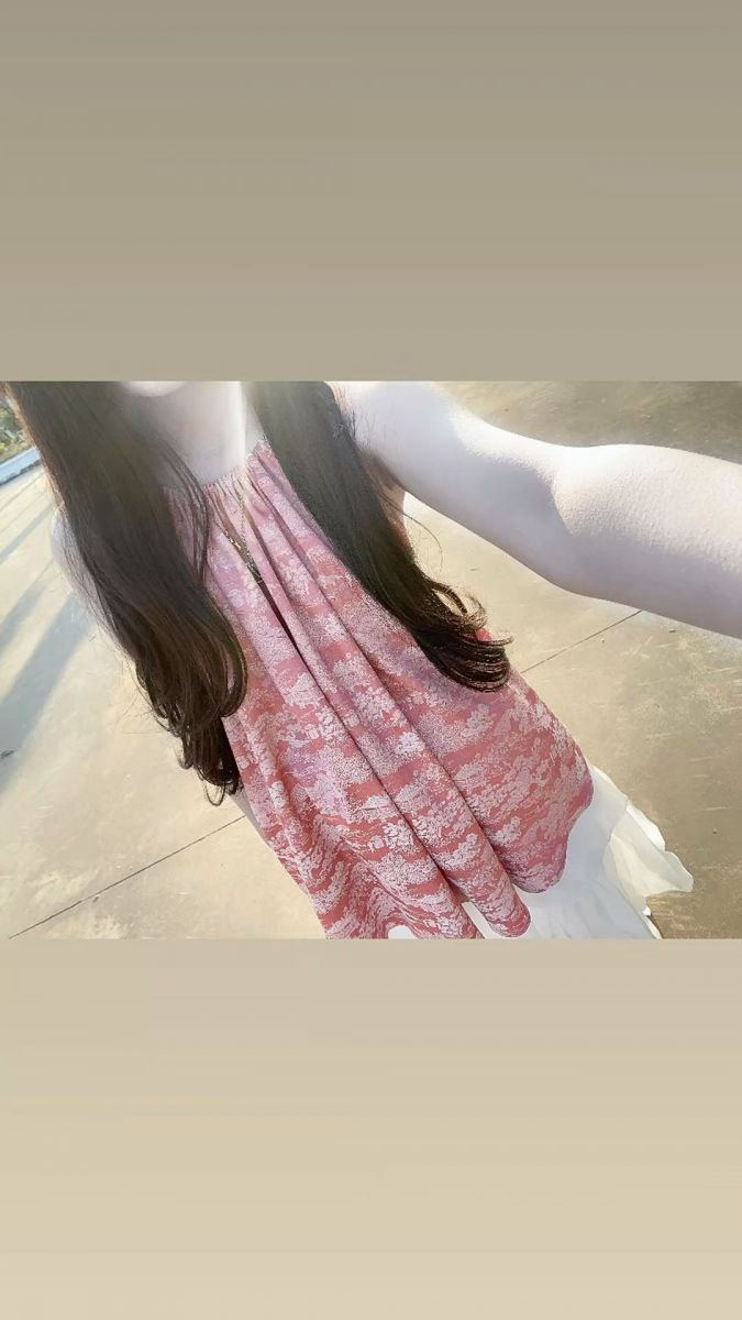 Gái Dáng Chụp Selfie Ngoài Trời Vui Vẻ