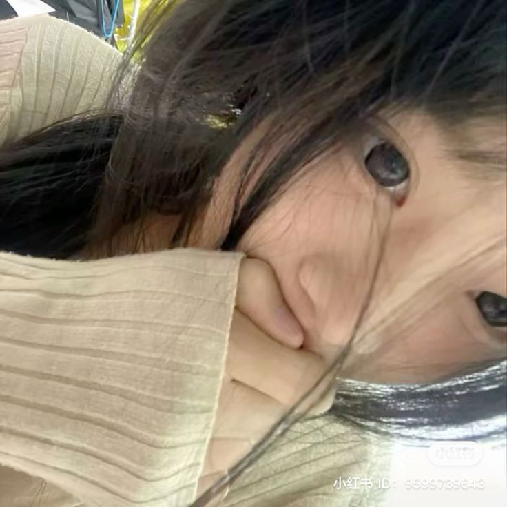 Gái Đáng Thương Mặc Áo Len Nhẹ Nhàng