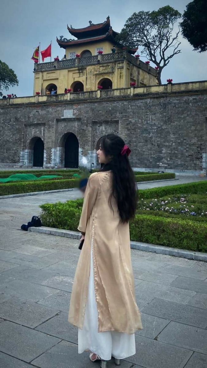 Gái Mặc Áo Dài Vàng Giữa Kiến Trúc Cổ