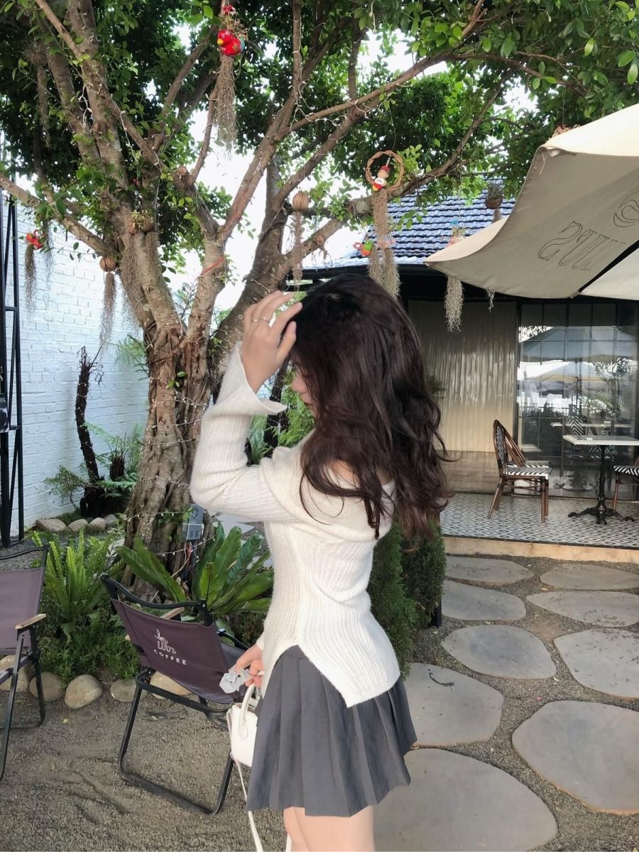 Gái Mặc Áo Len Trắng Và Chân Váy Xám Tại Quán Cà Phê Ngoài Trời