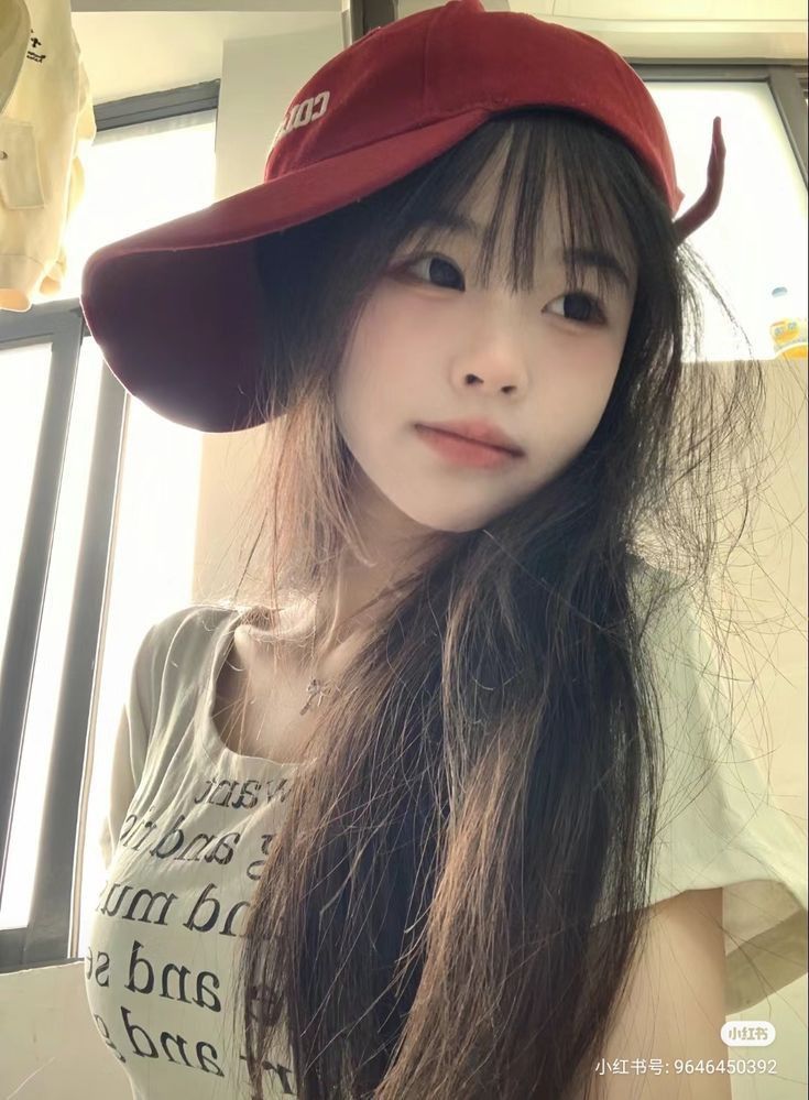 Gái Mặc Áo Phông Trắng Đội Nón Đỏ Đang Chụp Hình Tự Sướng
