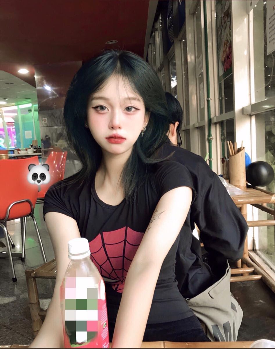 Gái Mặc Áo Thun Đen Hình Spider-Man Trong Quán Cà Phê