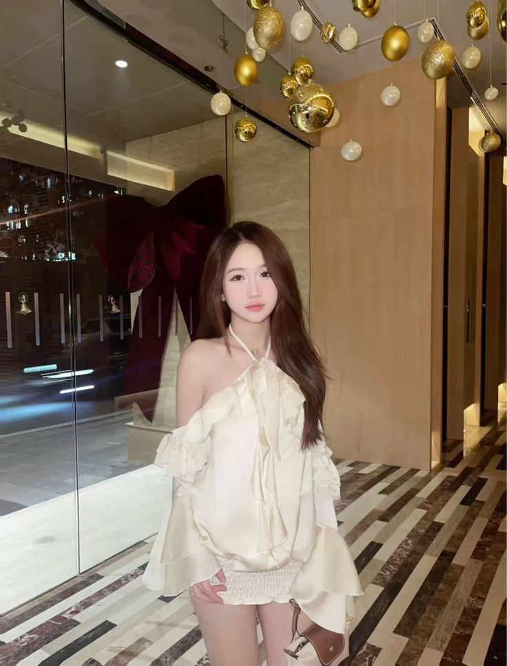 Gái Mặc Áo Trắng Phong Cách Sang Trọng
