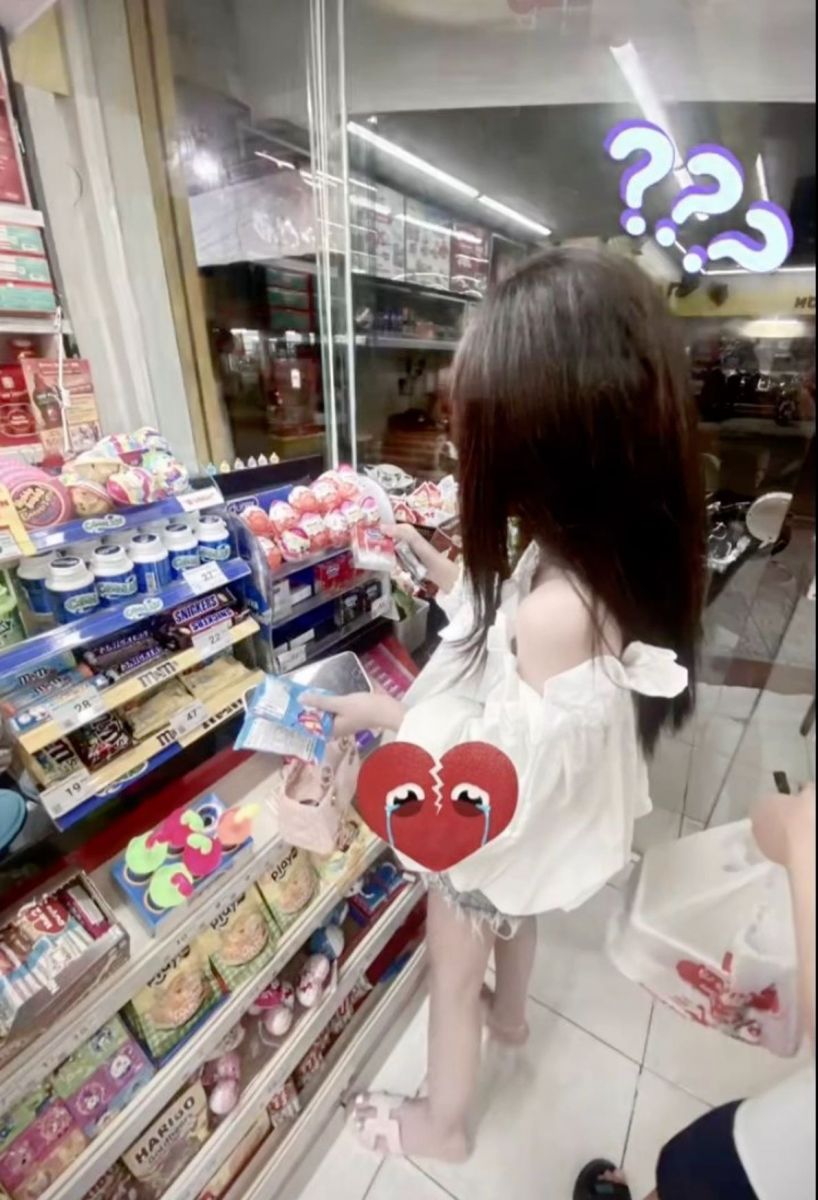 Gái Mặc Áo Trắng Và Quần Shorts Thời Trang