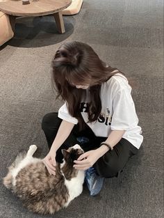 Gái Ngồi Xuống Với Áo Phông Trắng Và Quần Đen