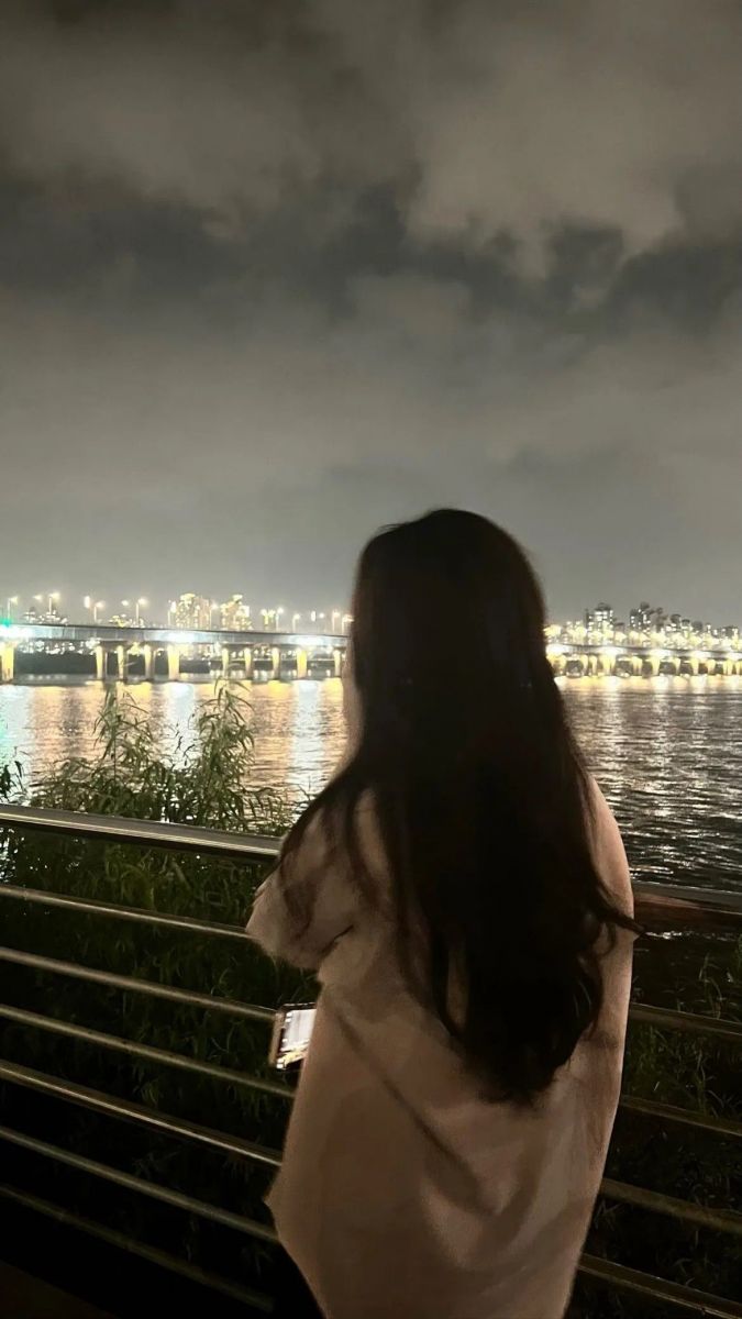 Ảnh Gái Trẻ Dưng Cảnh Lan Can Đêm Đẹp