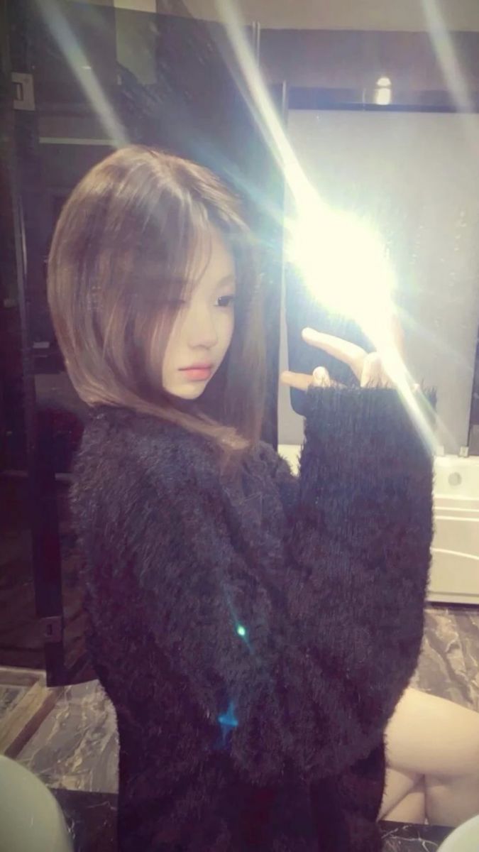 Gái Trẻ Mặc Áo Khoác Dài Màu Đen Chụp Selfie Tự Tin