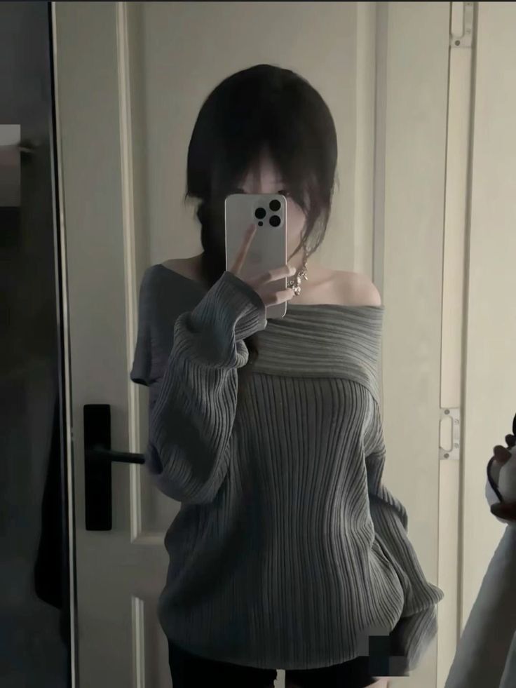 Gái Trẻ Mặc Áo Len Oversized Tạo Dáng Chụp Hình Selfie