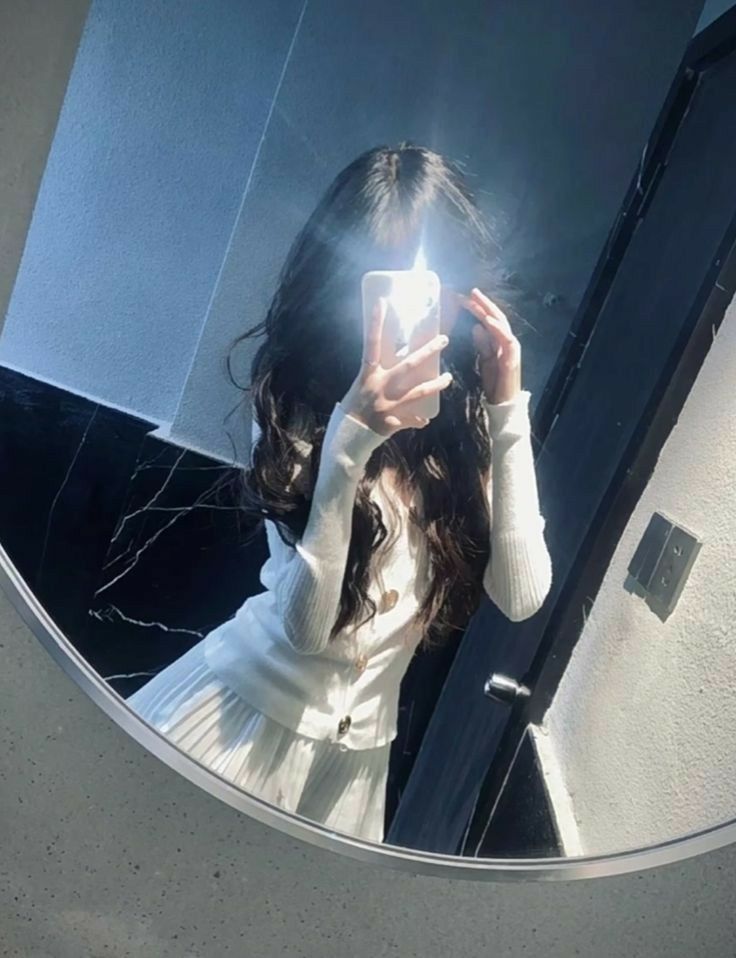 Gái Trẻ Mặc Áo Len Trắng Chụp Selfie Vui Vẻ