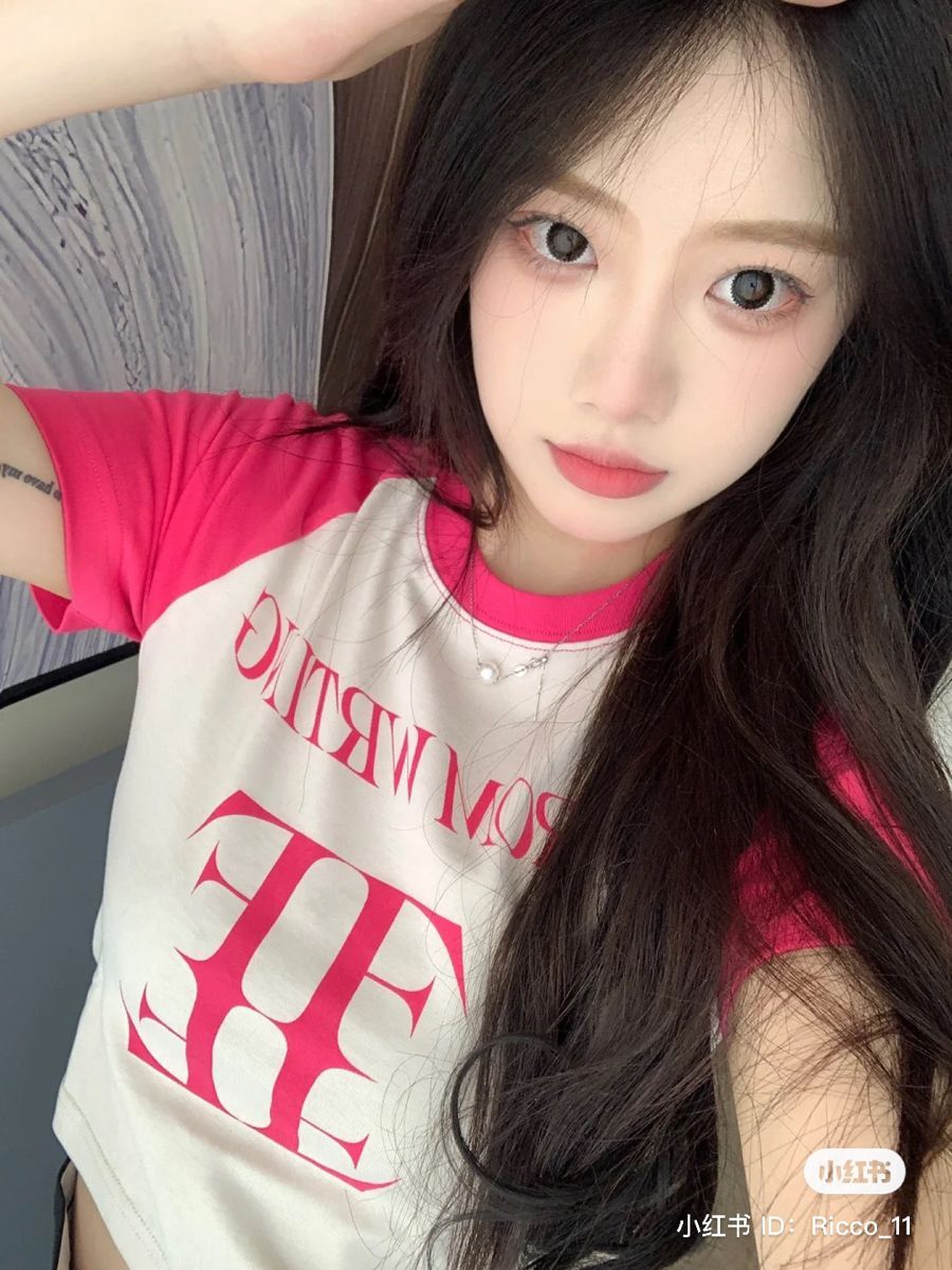 Gái Trẻ Mặc Áo Phong Trắng Chụp Selfie Trong Phòng