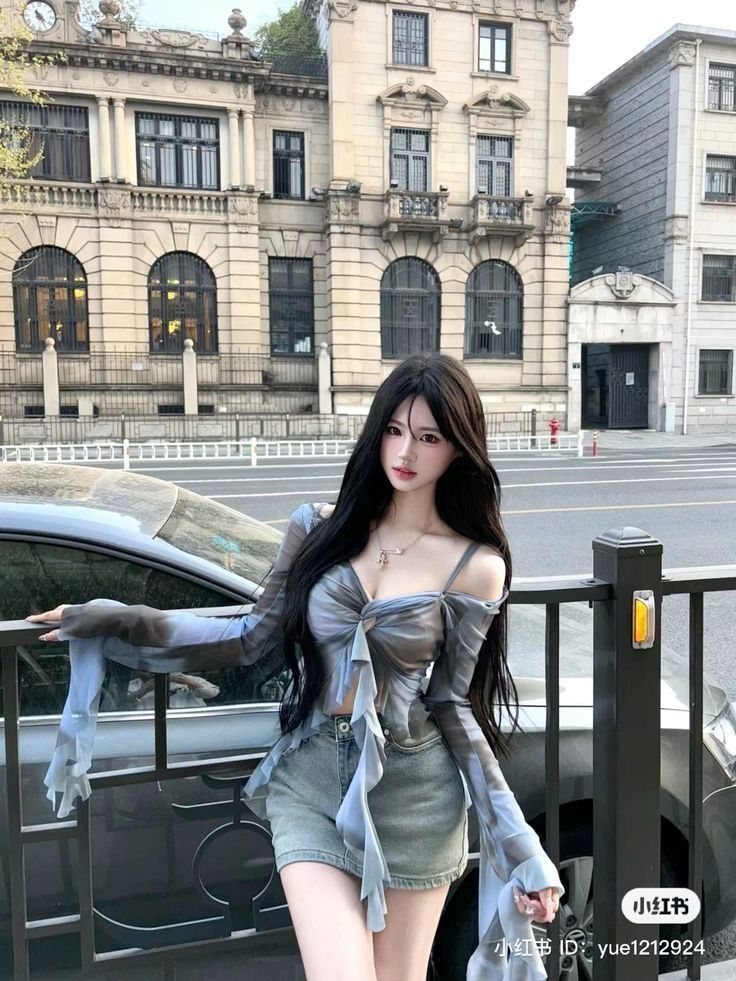 Gái Trẻ Mặc Áo Sơ Mi Mỏng Kết Hợp Với Chân Váy Denim