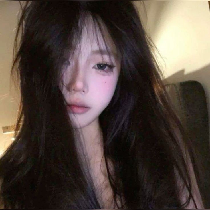 Gái Trẻ Mặc Áo Sơ Mi Tạo Dáng Chụp Selfie Trong Phòng