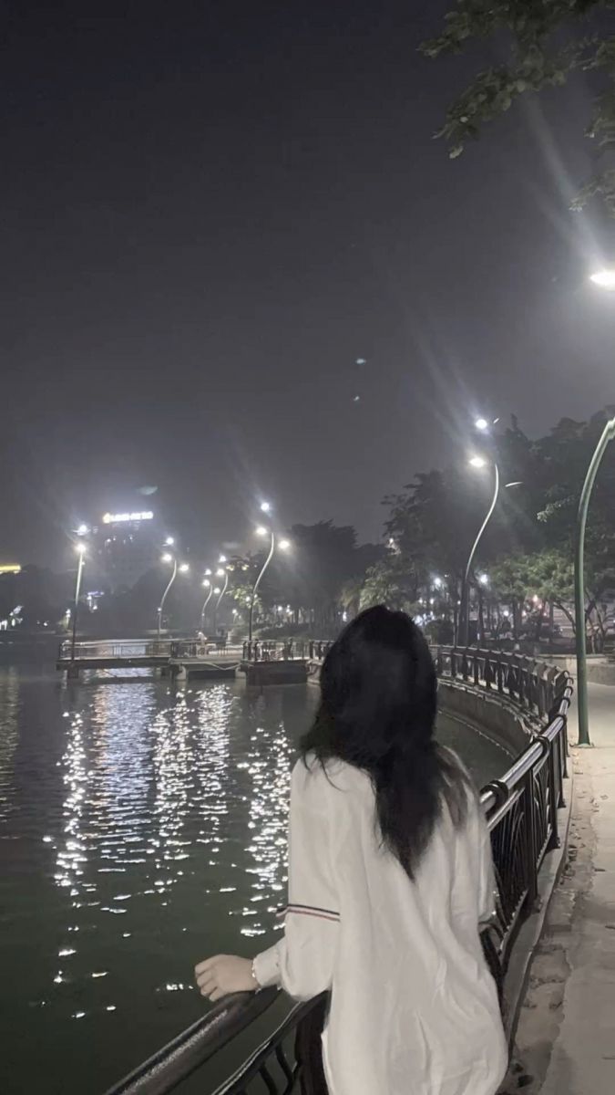 Gái Trẻ Mặc Áo Sơ Mi Trắng Rộng Bên Cầu Ven Hồ