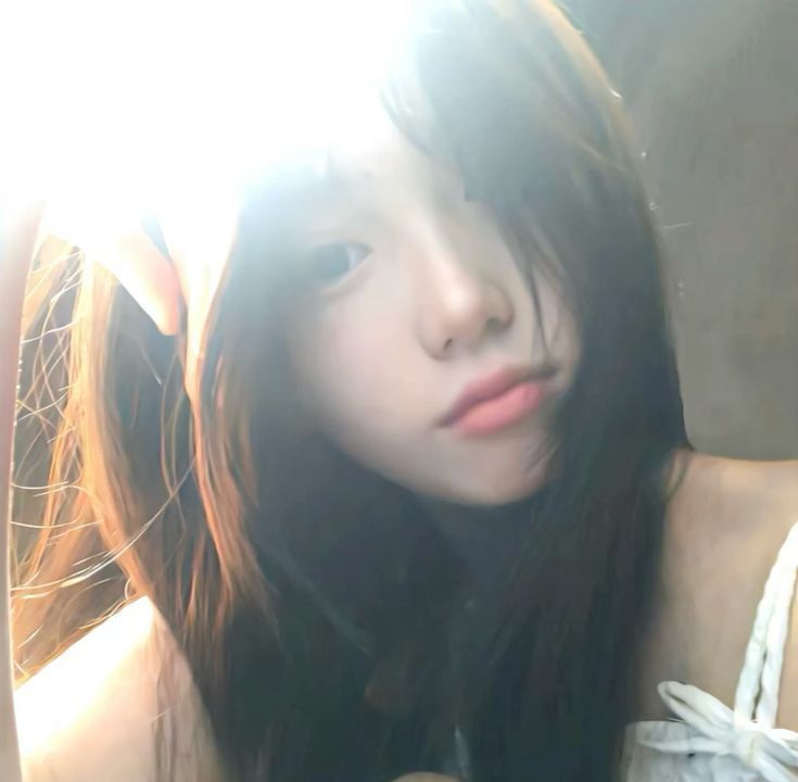 Gái Trẻ Mặc Áo Trắng Chụp Selfie Dưới Ánh Sáng Mặt Trời