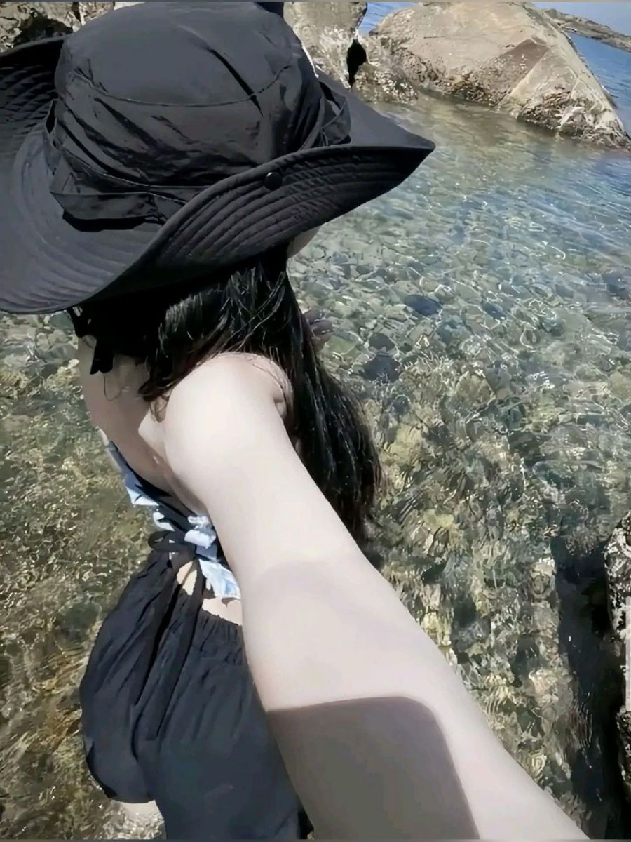 Gái Trẻ Mặc Đồ Bơi Chụp Selfie Tại Bãi Biển