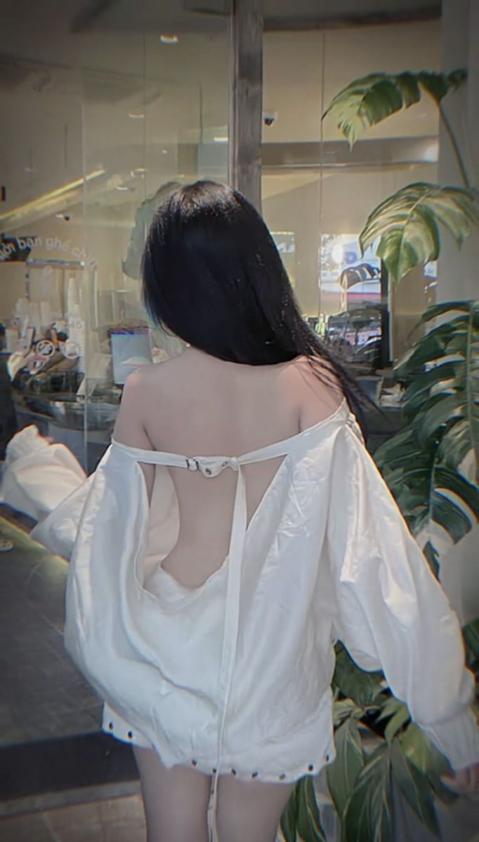 Gái Xinh Mặc Áo Trắng Oversized Tự Tin Tại Quán Cà Phê
