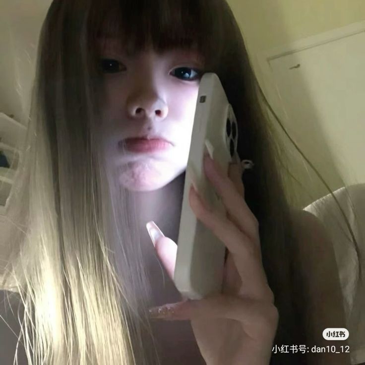 Gái Xinh Mặc Trắng Đang Nói Chuyện Điện Thoại